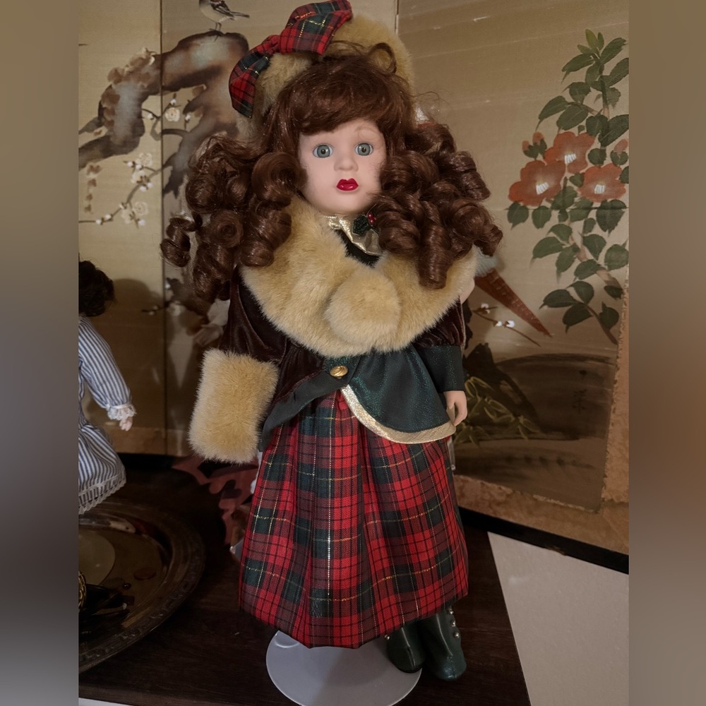 Victorian Rose Collection Eliza Porcelain 1996 holiday edition doll 16’’